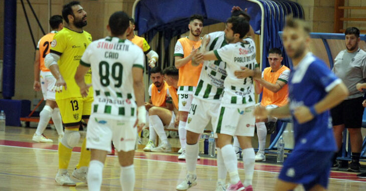 Los blanquiverdes festejan uno de sus tantos en Manzanares. Foto: Córdoba Futsal