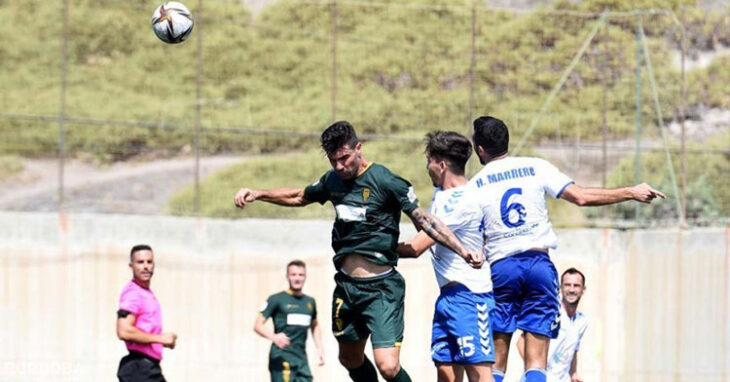 Willy peleando por un balón aéreo este domingo frente al Tamaceite. Foto: CCF