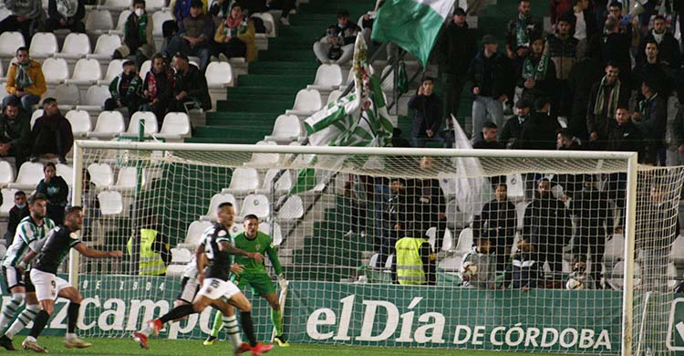 Carlos Marín bajo los palos en uno de los ataques del Mérida en la primera parte.