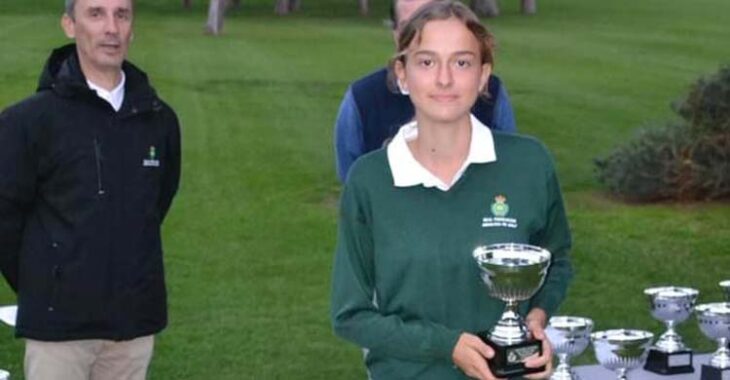Carmen Crespín con su trofeo de ganadora en Pineda.