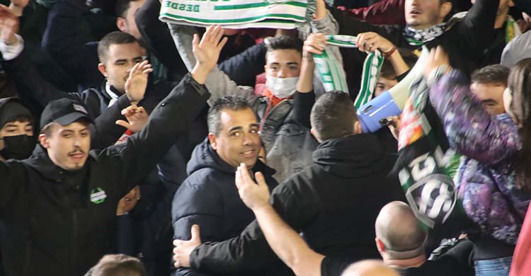 Germán Crespo celebrando el título de la Copa RFEF en la grada con el cordobesismo.