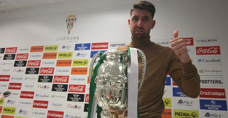 Javi Flores a su lllegada a la sala de prensa con la Copa RFEF.Javi Flores a su lllegada a la sala de prensa con la Copa RFEF.