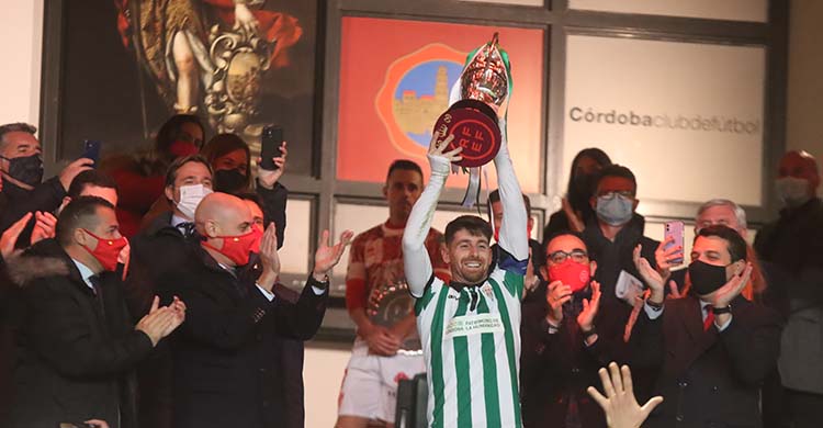 Javi Flores alzando la Copa RFEF en el palco de El Arcángel tras recibirla de Luis Rubiales.