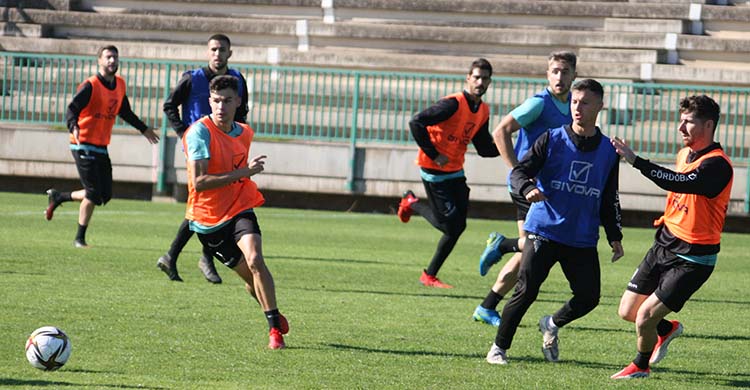 Luismi avanza durante el último entrenamiento de la semana.