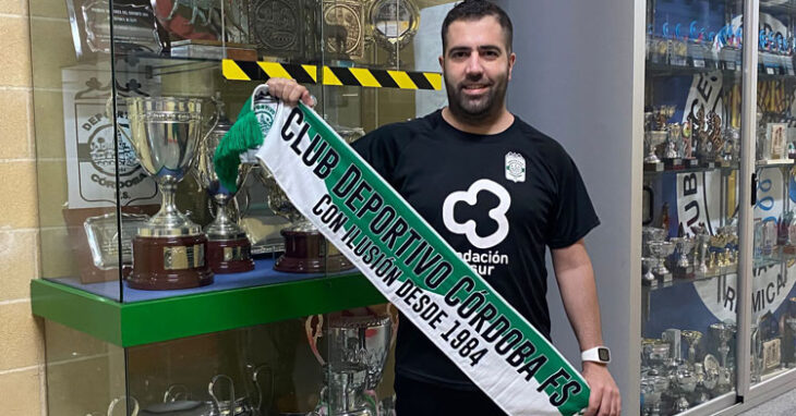 Sergio Cárdenas posando con una bufanda del club