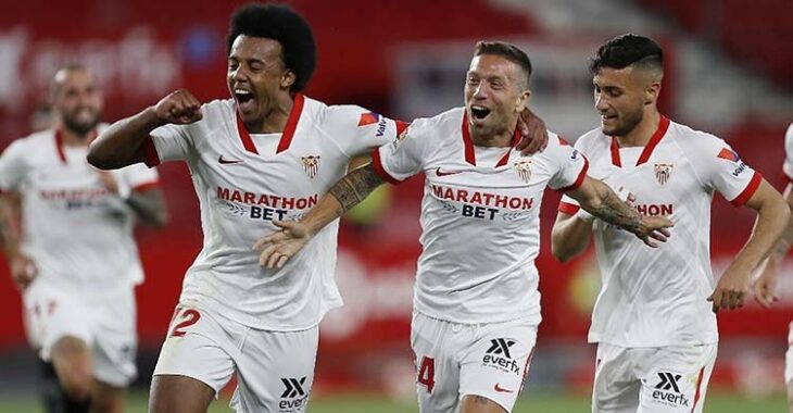 Kounde y el 'Papu' Gómez celebrando un gol del Sevilla.