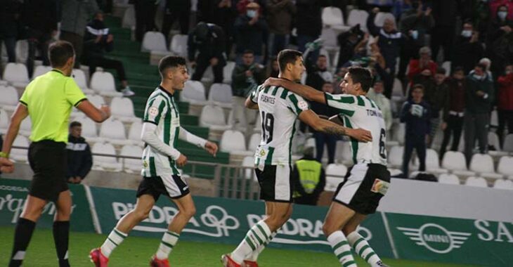 Adrián Fuentes celebrando el gol que abría el camino del triunfo ante el Mérida.