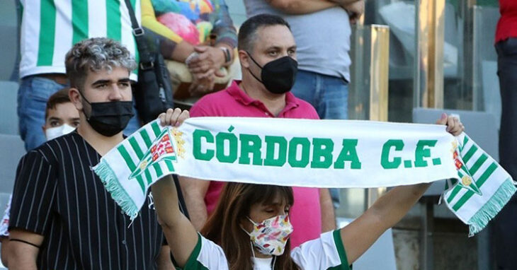 Una aficionada sueña en blanquiverde con su bufanda del Córdoba. Foto: CCF