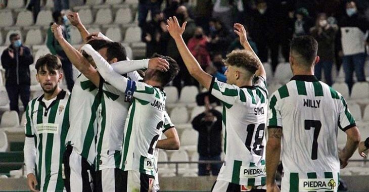 Los jugadores del Córdoba celebrando el tercer gol de Miguel de las Cuevas que cerraba el triunfo ante el Montijo.