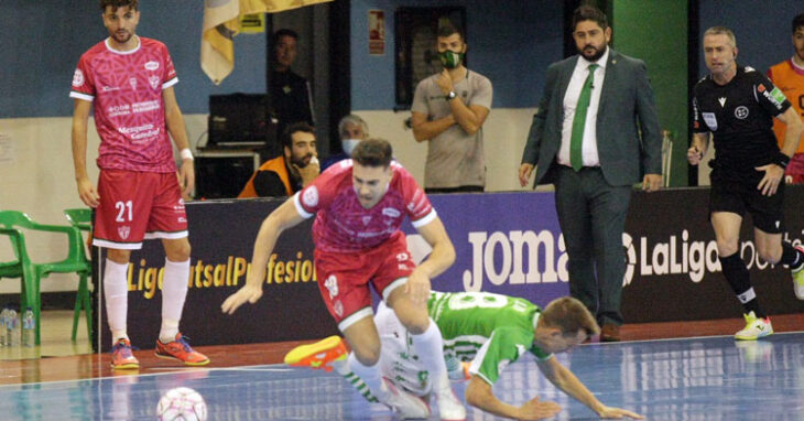 Saura cae derribado ante un rival bético ante la mirada en segundo término de Zequi y Josan González. Foto: Córdoba Futsal