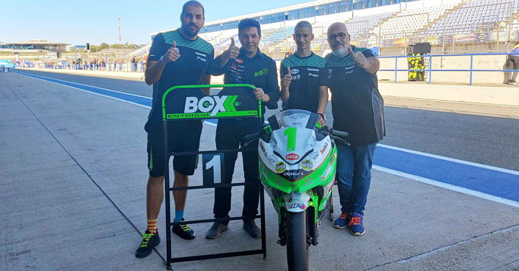 Bruno Baños y equipo celebran el título andaluz de Supersport 300