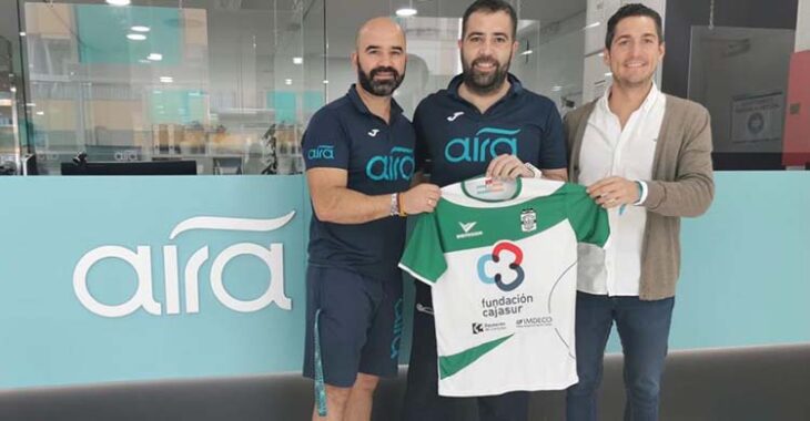 Los técnicos del CajaSur Deportivo posan junto al gerente de Aira Sport, Eduardo Valiente, en sus instalaciones.