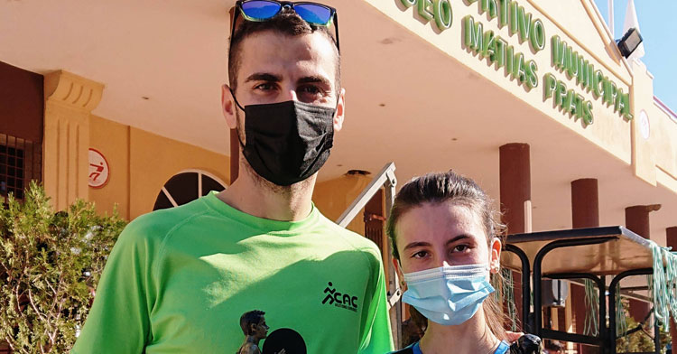 Maruel Jesús Cabezas y Marina Romero, ganadores en la meta villarrense. Foto: Ayuntamiento de Villa del Río