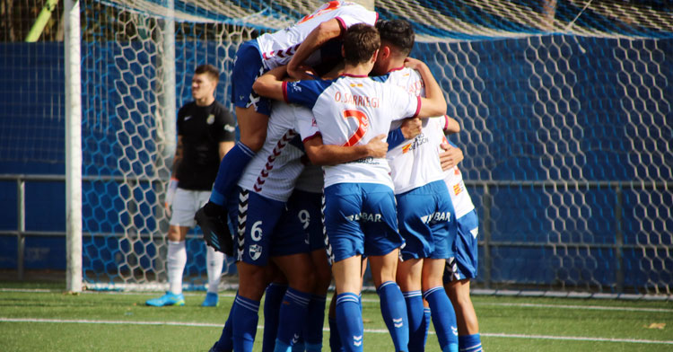 Los jugadores arlequinados celebrando uno de sus tantos, con el excordobesista Isaac Becerra al fondo. Foto: CD Ebro