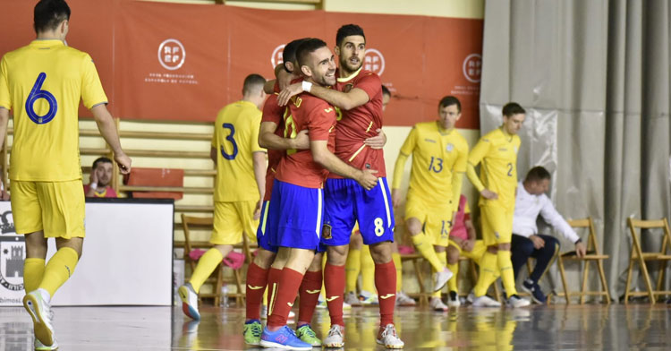 Cecilio recibe la felicitación de sus compañeros tras el gol. Foto: @Sefutbol