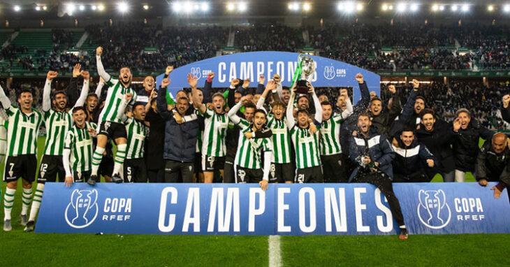 La plantilla del Córdoba CF celebrando la consecución de la Copa RFEF. 