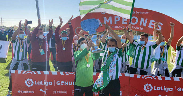 El Córdoba CF Genuine alzando el trofeo Foto: CCF