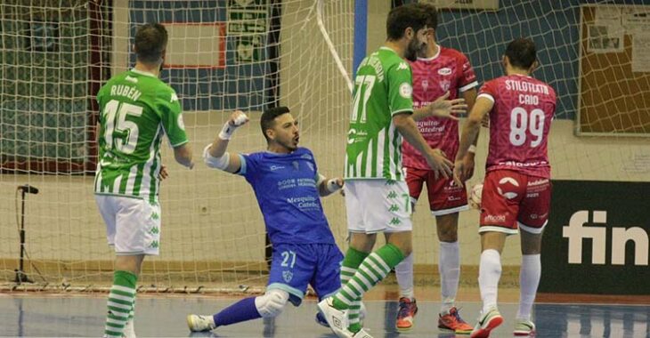 Cristian Ramos celebrando una de sus paradas ante el Betis.