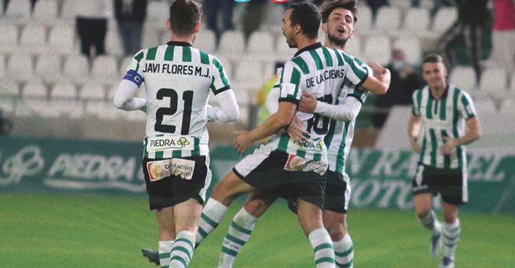 Miguel de las Cuevas celebrando su segundo gol ante el Montijo.