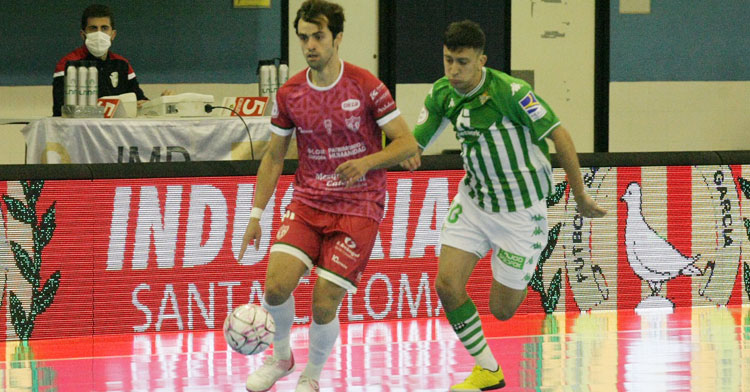 Pablo del Moral se escapa de la marca de un jugador bético. Foto: Córdoba Futsal