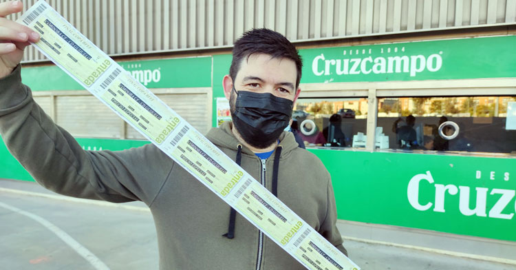 Un aficionado posando con su ristra de entradas para la final de la Copa RFEF. Foto: CCF