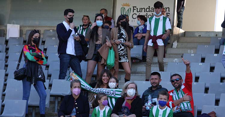 Cordobesismo. Mayores y pequeños se suman en familias para ver a este invicto Córdoba.