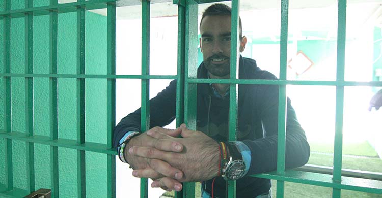 Felipe Ramos posa echando el candado a una particular puerta, la de acceso al verde de El Arcángel.