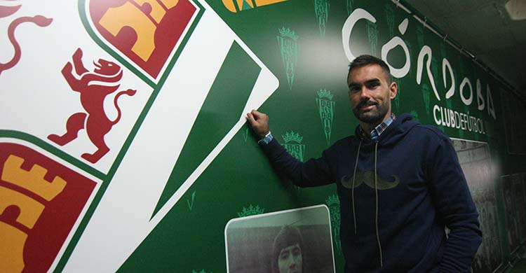 Felipe Ramos posando junto al escudo del club blanquiverde.