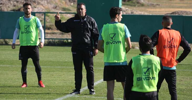 Germán Crespo dando instrucciones a sus hombres.