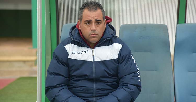 Germán Crespo sentando en el banquillo del Municipal Villanovens