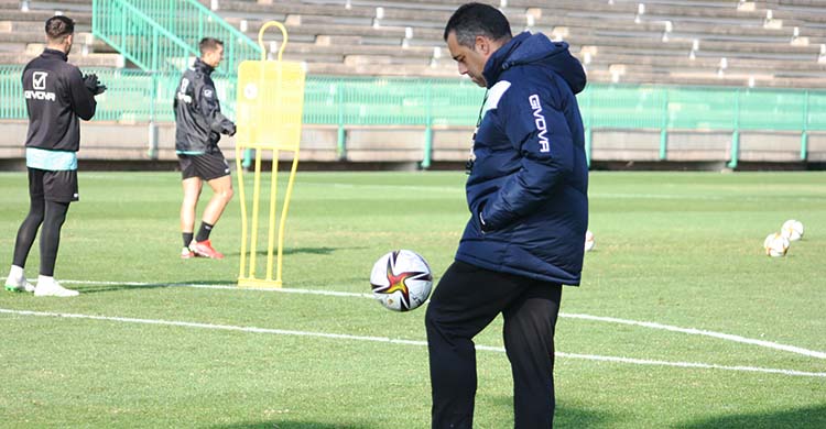 Germán Crespo gustándose con el balón.