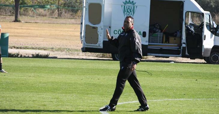 Germán Crespo dando instrucciones a sus hombres en la Ciudad Deportiva.