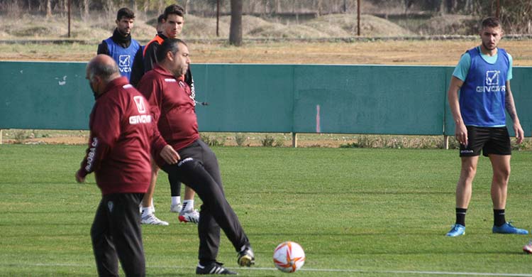 Germán Crespo tocando el balón en el último entrenamiento antes de recibir al Sevilla en Copa del Rey.