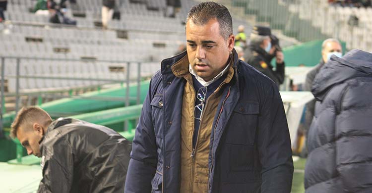 Germán Crespo en las inmediaciones de su banquillo.