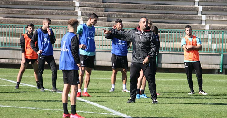 Germán Crespo dando instrucciones a sus hombres en el regreso al campo principal de la Ciudad Deportiva.