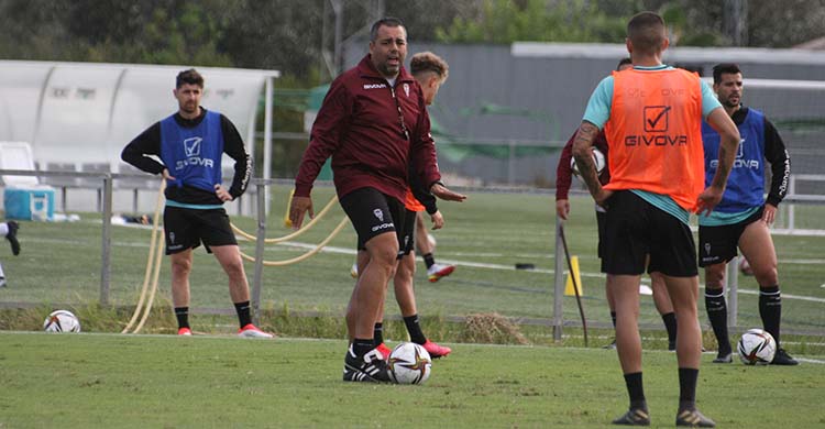 Germán Crespo dirigiendo a sus jugadores esta semana en la Ciudad Deportiva.