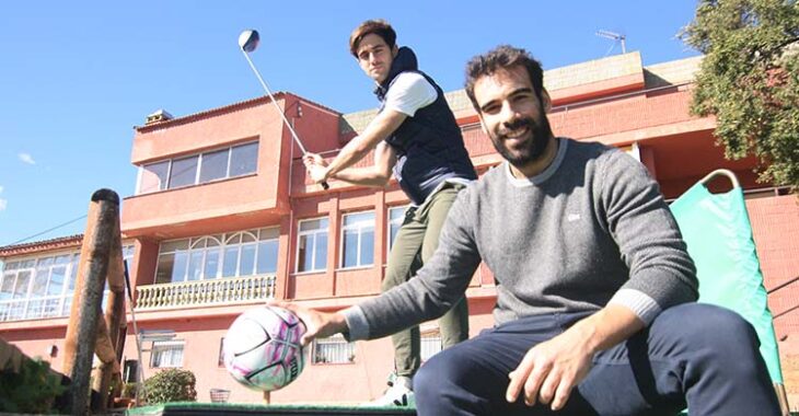 Pablo del Moral mostrando su swing con el driver mientras Alfonso Prieto sostiene un balón de fútbol sala en el tee de la cancha de prácticas del Real Club de Campo de Córdoba.