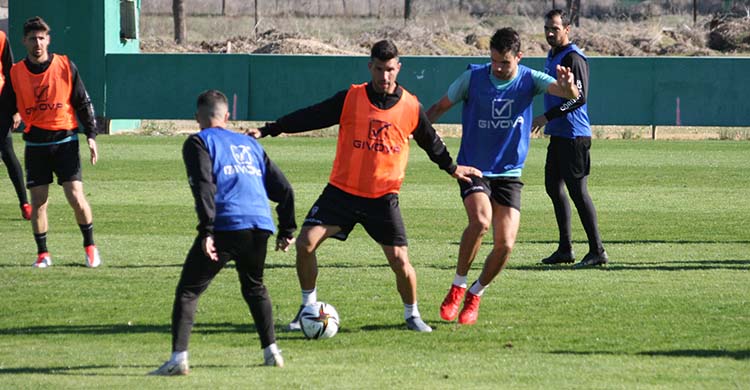 Willy protegiendo el balón durante uno de los partidillos habituales en los entrenamientos.