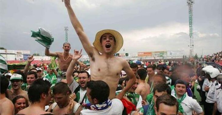 Guzmán Casaseca celebrando el ascenso en Huesca.