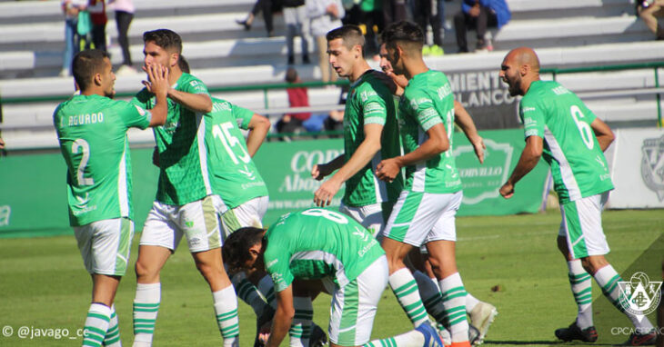 El Cacereño celebra su tanto contra el San Roque de Lepe. Foto: @javago_cc / CP Cacereño