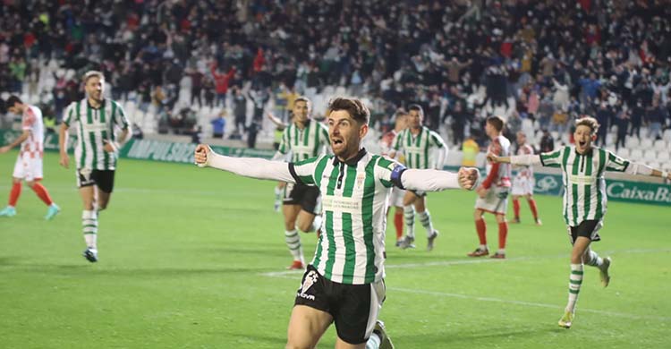 Javi Flores celebrando por todo lo alto el gol que dio el título de la Copa RFEF.