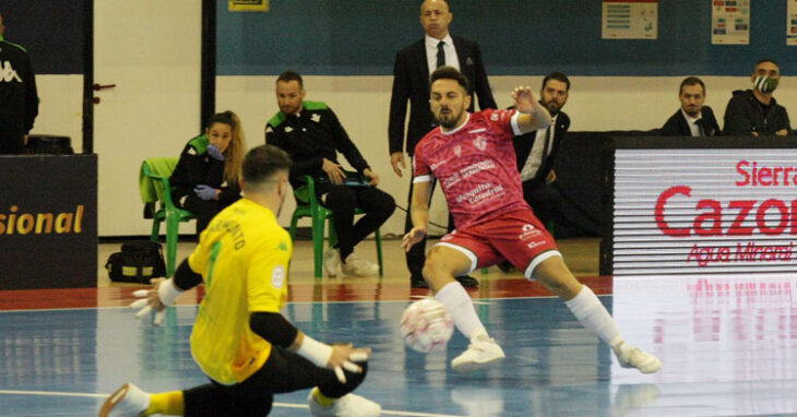 Jesulito intentando batir a Nico Sarmiento en el encuentro frente al Betis. Foto: Córdoba Futsal