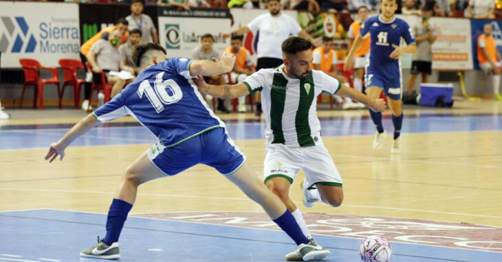 Jesulito con uno de sus zigzagueos habituales en el duelo frente al Betis en pretemporada. Foto: Córdoba Futsal