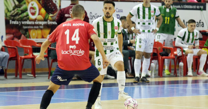 Jesulito busca inventar en el partido contra el Osasuna Magna Xota. Foto: Córdoba Futsal