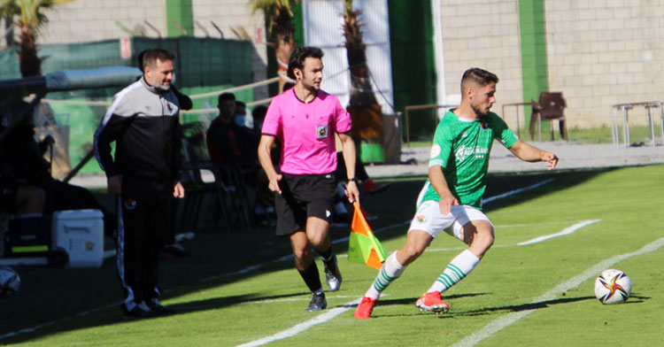 Julio Cobos en su banquillo observando un lance de su equipo. Foto: @javago_cc / CP Cacereño