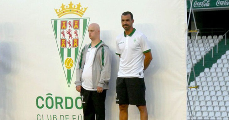 Un integrante del equipo Genuine del Córdoba CF posando junto a Miguel de las Cuevas en la presentación de las equipaciones para esta temporada