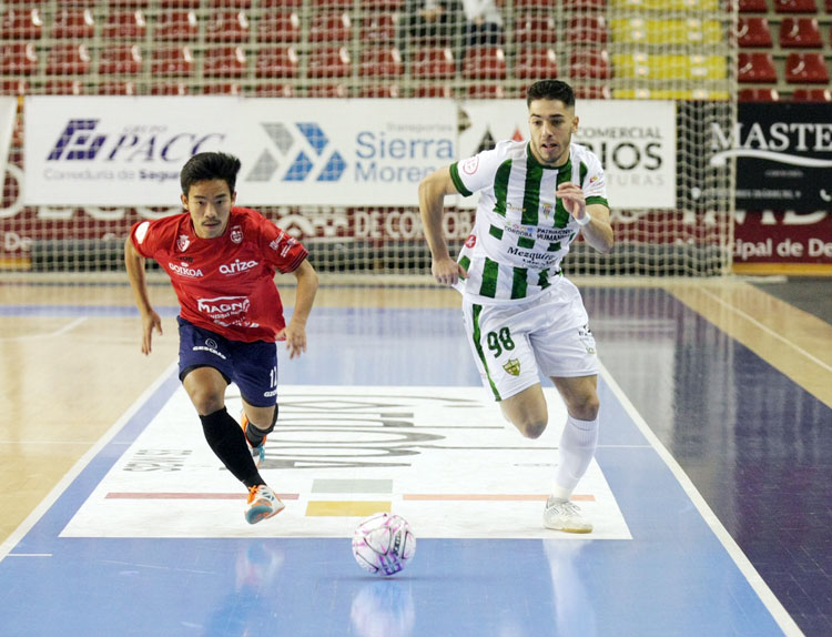 Lucas Perin iniciando una cabalgada en el encuentro frente al Osasuna Magna Xota. Foto: Córdoba Futsal