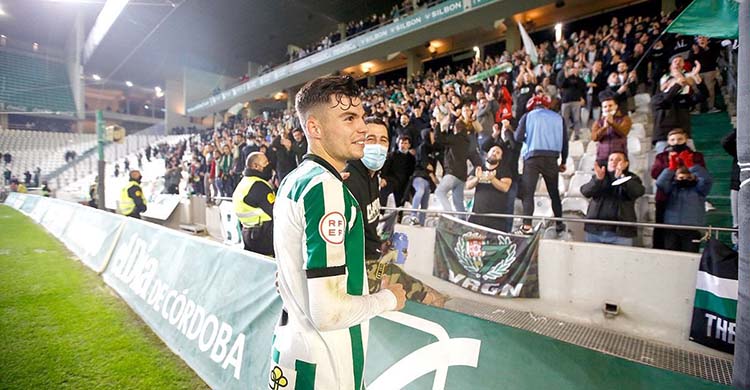 Luismi celebrando el pase a la final de la Copa RFEF con el cordobesismo de Fondo Sur.