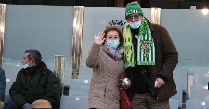 Una pareja de veteranos cordobesistas protegidos del frío que igualmente se avecina el miércoles ante el Sevilla.