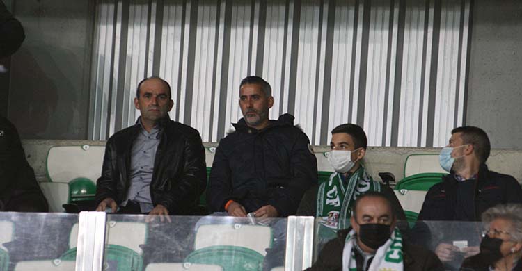 Pedro López siguiendo un partido del Córdoba en El Arcángel.